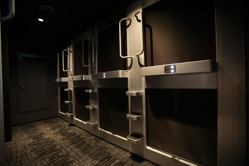 New Japan Capsule Hotel Cabana Осака Стая снимка