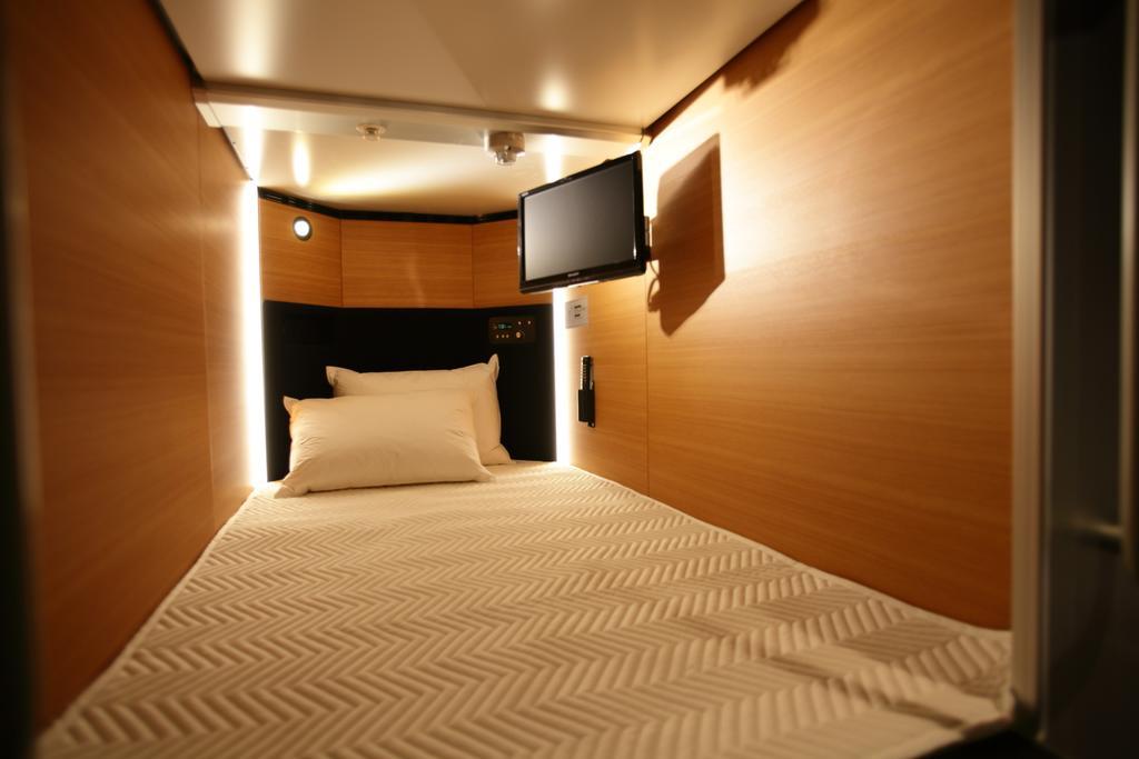 New Japan Capsule Hotel Cabana Осака Стая снимка
